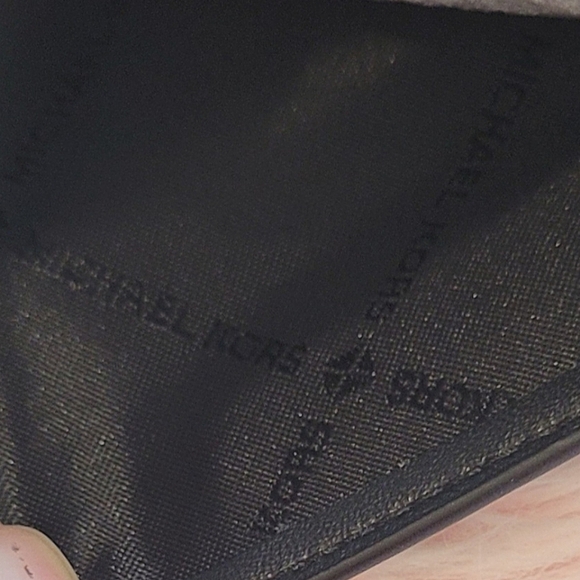 AUTHENTIC MICHAEL KORS BILLFOLD WALLET - Picture 5 of 6